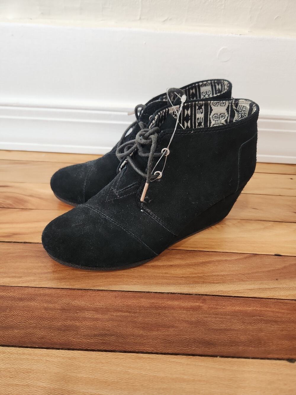 TOMS Kala Shoes Women’s 8.5 Ankle Boots Suede Lace Up Black